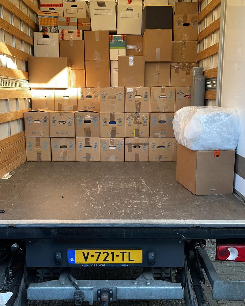 Onze verhuiswagen vol netjes gestapelde dozen na een woningontruiming
