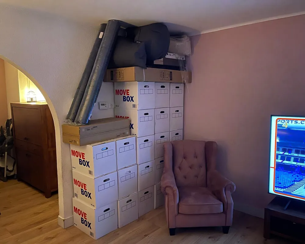 Gestapelde dozen tijdens een woningontruiming in Baarn