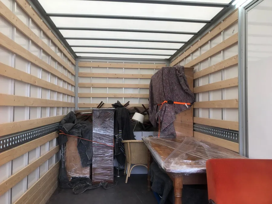 Ingepakte en vastgezette inboedel in onze verhuiswagen