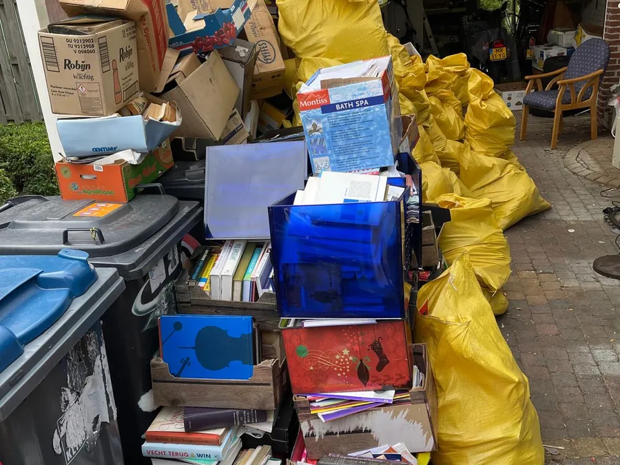 Boeken en huisraad gesorteerd voor kringloop en recycling