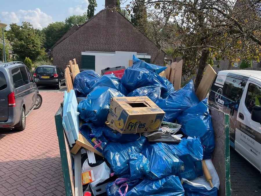Volgeladen aanhanger klaar om af te voeren